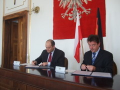 Die Bürgermeister der Städte Radom und Magdeburg unterzeichnen das Städtepartnerschaftsabkommen