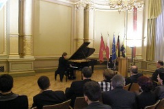 Der Pianist Karol Radziwonowicz gab zum Empfang des Marschalls ein Konzert