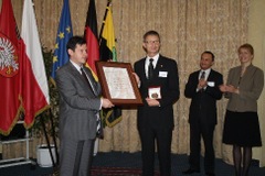 Krzystof Blau der Vorsitzende der Deutsch-Polnischen Gesellschaft Sachsen-Anhalt e.V. erhält die Ehrenmedaillie 