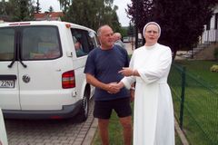 Schwester Lucjana dankt Herrn Naundorf
